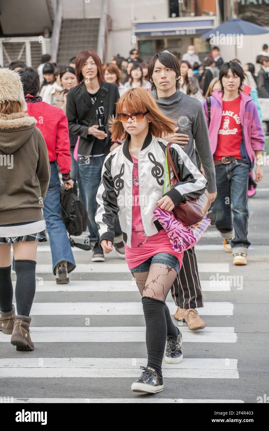 Japanische Street Fashion im Jahr 2008: Weiblich gekleidet in alten Skool  Trainingsanzug Top, Denim-Cutoffs, schwarze Strumpfhosen und Turnschuhe,  Harajuku, Tokio, Japan Stockfotografie - Alamy