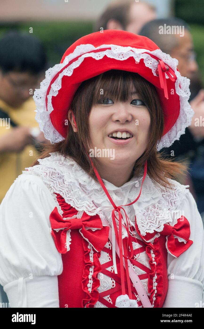 Nahaufnahme der japanischen Lolita in lesender und weißer Bluse und passender Haube, Harajuku, Tokio, Japan Stockfoto