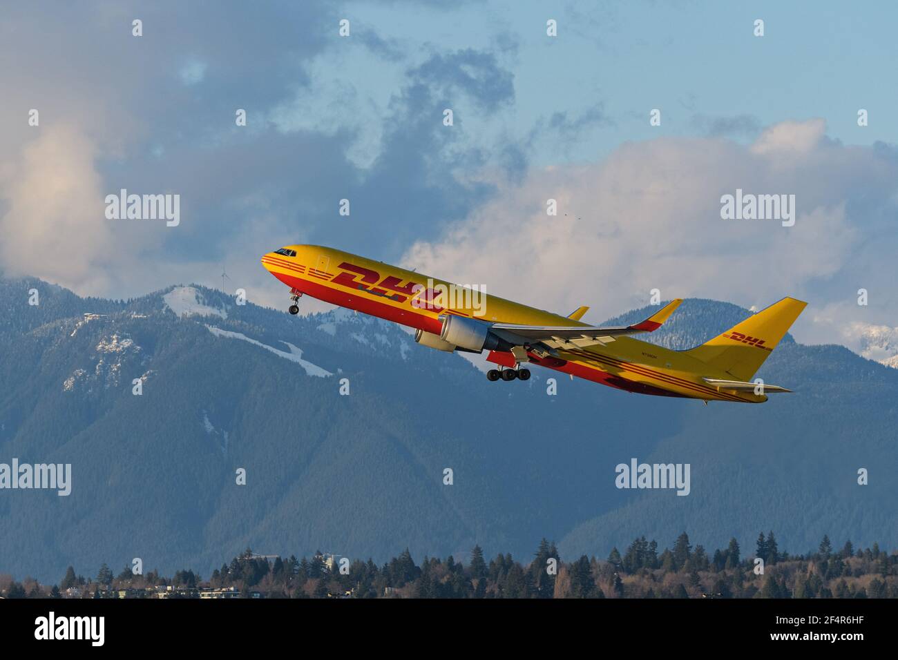 Richmond, British Columbia, Kanada. März 2021, 22nd. Eine Boeing 767-300BCF Cargo Jet (N739DH), lackiert in DHL Lackierung und betrieben von Kalitta Air, hebt vom Vancouver International Airport ab. Quelle: Bayne Stanley/ZUMA Wire/Alamy Live News Stockfoto