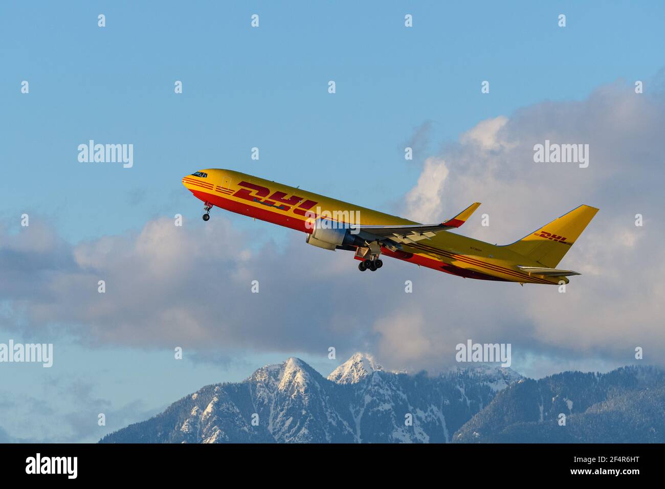 Richmond, British Columbia, Kanada. März 2021, 22nd. Eine Boeing 767-300BCF Cargo Jet (N739DH), lackiert in DHL Lackierung und betrieben von Kalitta Air, hebt vom Vancouver International Airport ab. Quelle: Bayne Stanley/ZUMA Wire/Alamy Live News Stockfoto