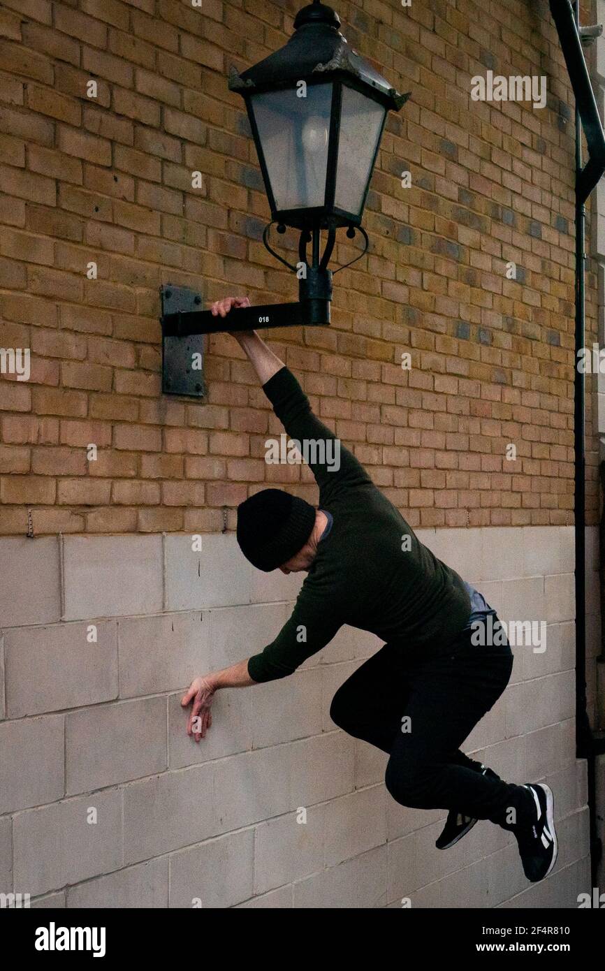 Zuvor unveröffentlichtes Foto vom 08/02/21 von Andy Pearson, Inhaber von London Parkour Out Training in Canada Water, Lodnon. Pearson hält in der Regel große Klassen auf und außerhalb vor Ort Lehrparkour und praktische Bewegung für alle Altersgruppen kann jedoch nur allein trainieren oder halten 1 bis 1 Klassen aufgrund von Coronavirus. Ausgabedatum: Dienstag, 23. März 2021. Stockfoto