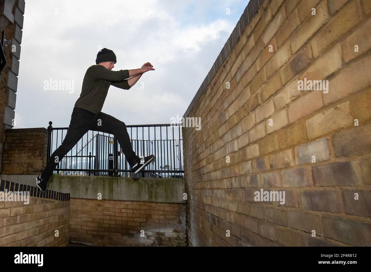 Zuvor unveröffentlichtes Foto vom 08/02/21 von Andy Pearson, Inhaber von London Parkour Out Training in Canada Water, Lodnon. Pearson hält in der Regel große Klassen auf und außerhalb vor Ort Lehrparkour und praktische Bewegung für alle Altersgruppen kann jedoch nur allein trainieren oder halten 1 bis 1 Klassen aufgrund von Coronavirus. Ausgabedatum: Dienstag, 23. März 2021. Stockfoto