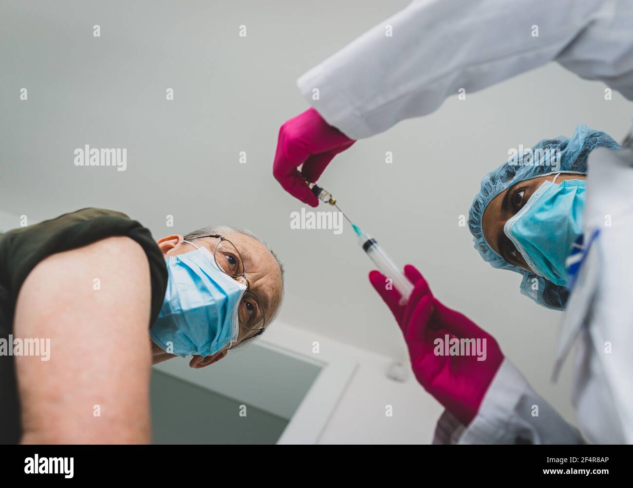 Ältere alte Frau im Krankenhaus erhält Impfstoff 2021 Stockfoto