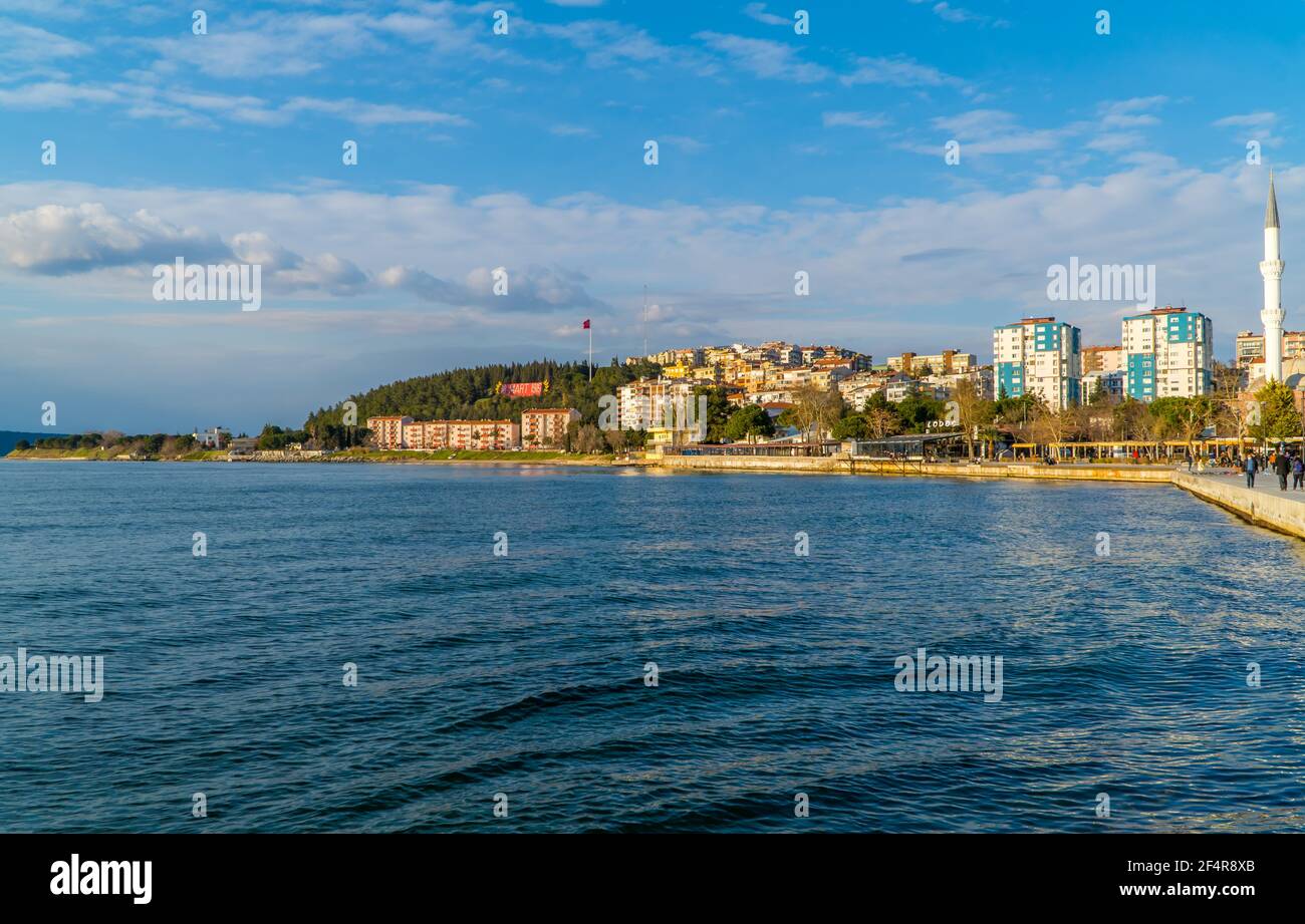 Canakkale, Türkei - 1. März 2021 - Straßenansicht der Stadt Canakkale auf den Dardanellen in der Westtürkei Stockfoto