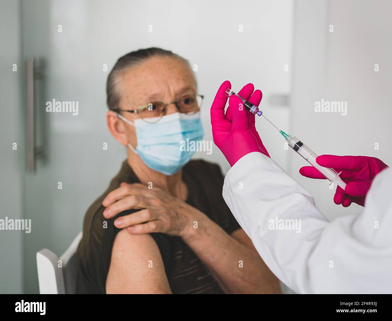 Ältere alte Frau im Krankenhaus erhält Impfstoff 2021 Stockfoto