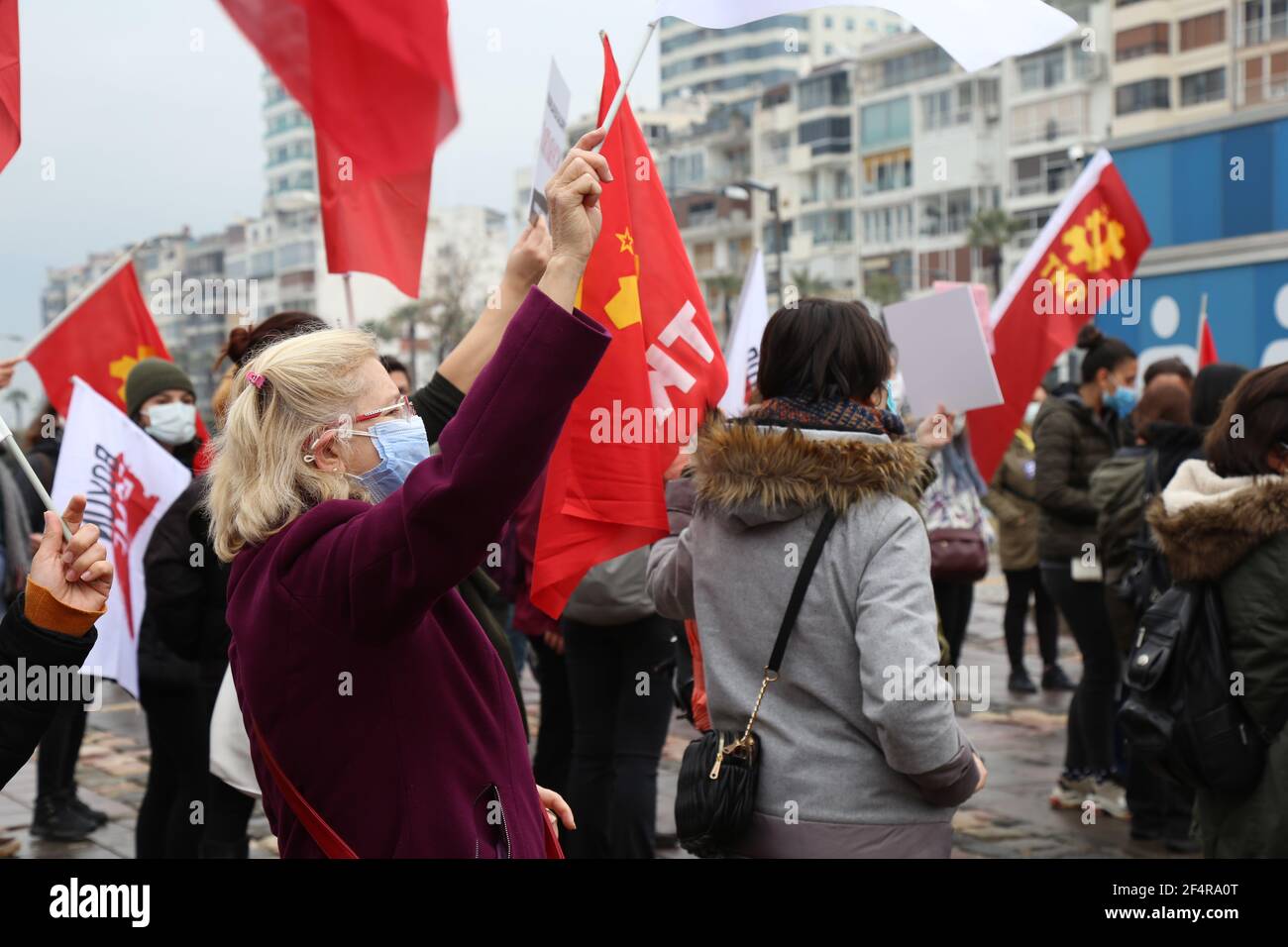 Izmir, Türkei - 03-20-2021: Gegen die Entscheidung der Regierung, sich aus der "Istanbul-Konvention" zurückzuziehen, wurde protestiert. Die Demonstranten versammelten sich unter dem Holzschlog Stockfoto