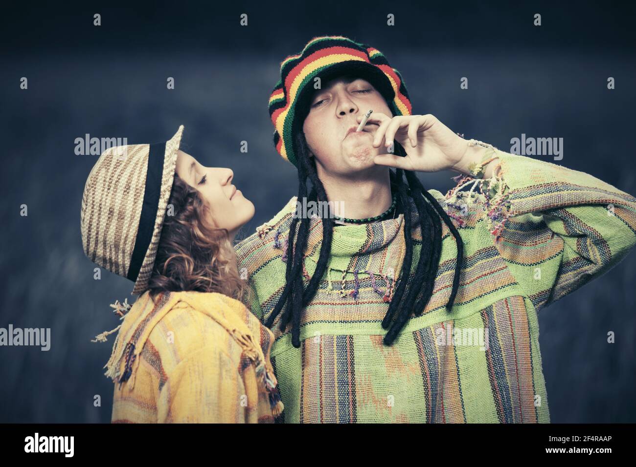 Glücklich junge Mode Paar in der Liebe im Freien stilvolle Hipster Mann Und Frau im Kapuzenpullover Stockfoto