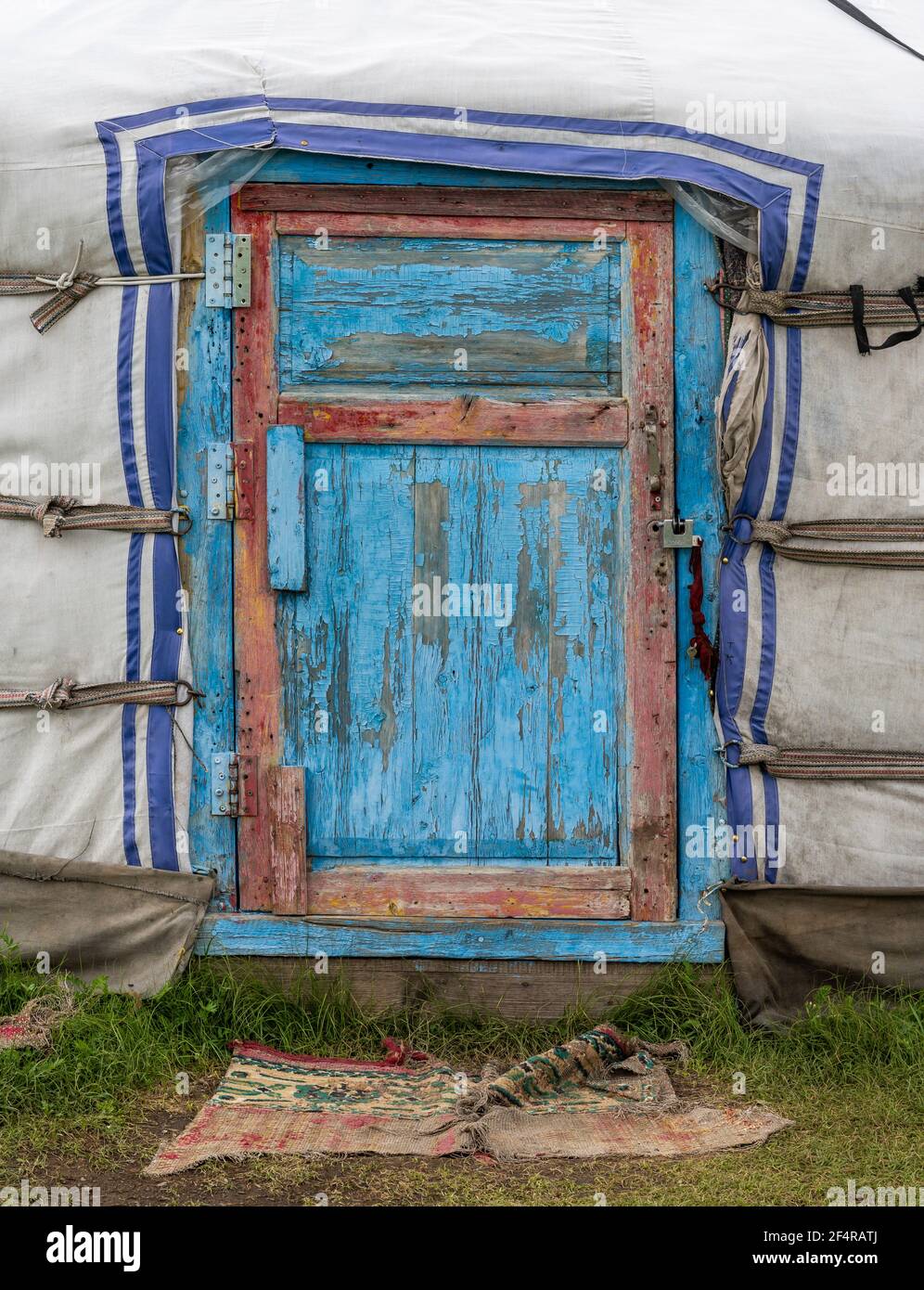 Baruunburen Sum, Mongolei - 19. August 2019: Blaue und rote Tür der Jurte oder Gers, Zelt, in der Mongolei. Stockfoto