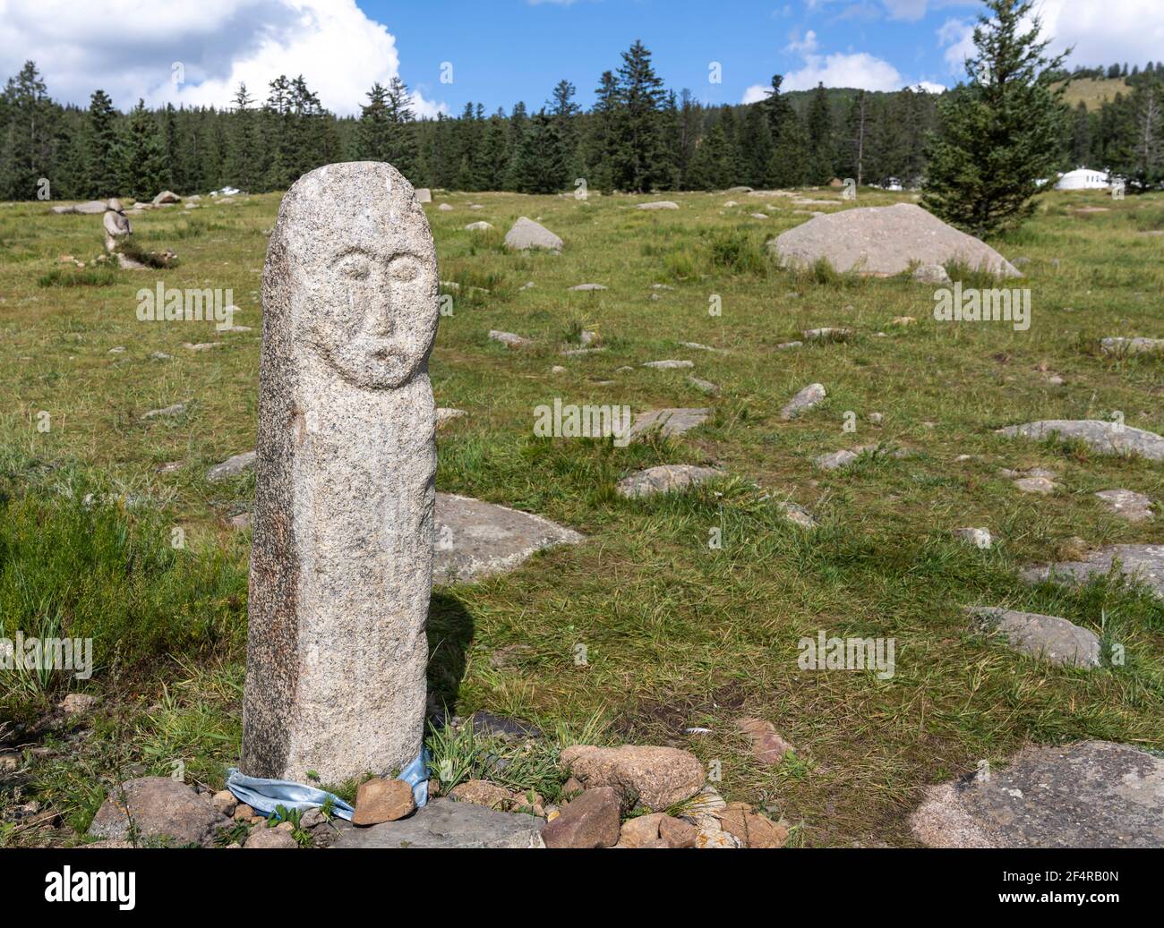 Zuunmod, Mongolei - 25. August 2019: Deerstein, stehender Stein, mit Gesicht in der Nähe des Klosters Manzushir in der Mongolei. Stockfoto