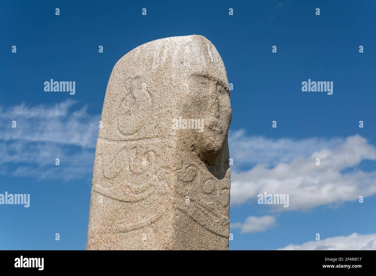 Moron, Mongolei - 13. August 2019: Großer Deerstein, stehender Stein, mit Gesicht einer Frau in der Steppe der Mongolei bei Mörön, Khereksur, Mongolei. Stockfoto