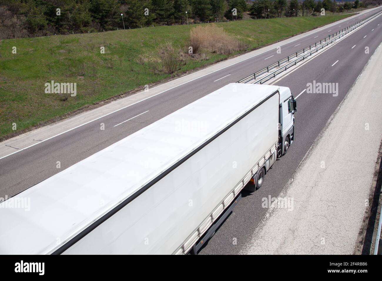 Moving LKW mit hoher Geschwindigkeit auf dem Land Autobahn in Ein heller Tag Stockfoto