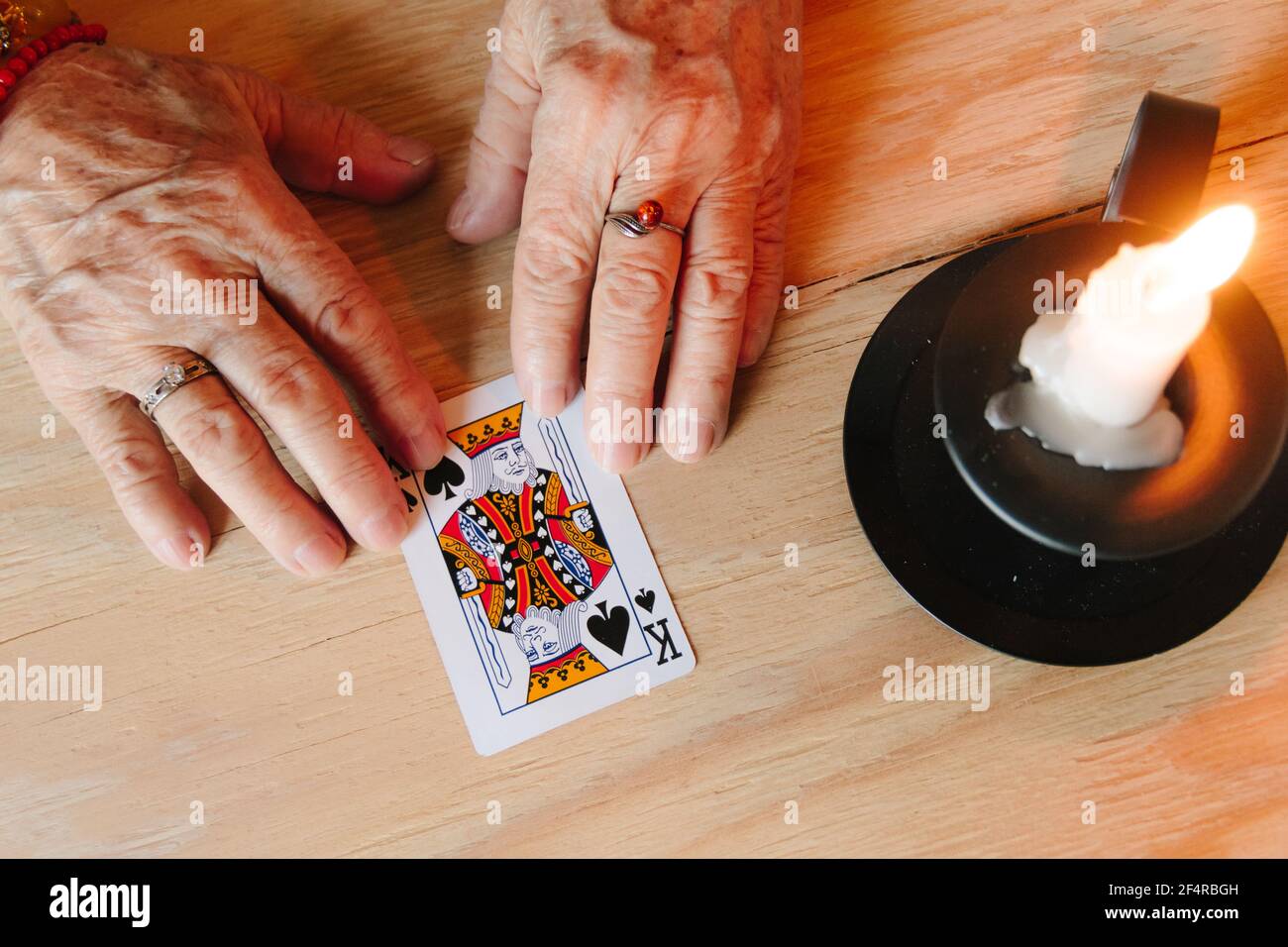 Ratekarten lesen, Oma Magie, Wahrsagen, Frauen Hände, Schicksal Vorhersage Stockfoto