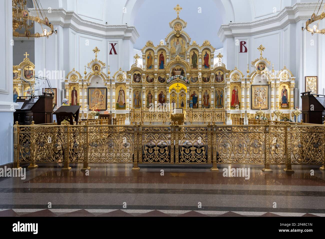 Omsk, Russland - 13. September 2019: Innenraum der Goldenen Dormition Kathedrale in Omsk, Sibirien, Russland. Stockfoto