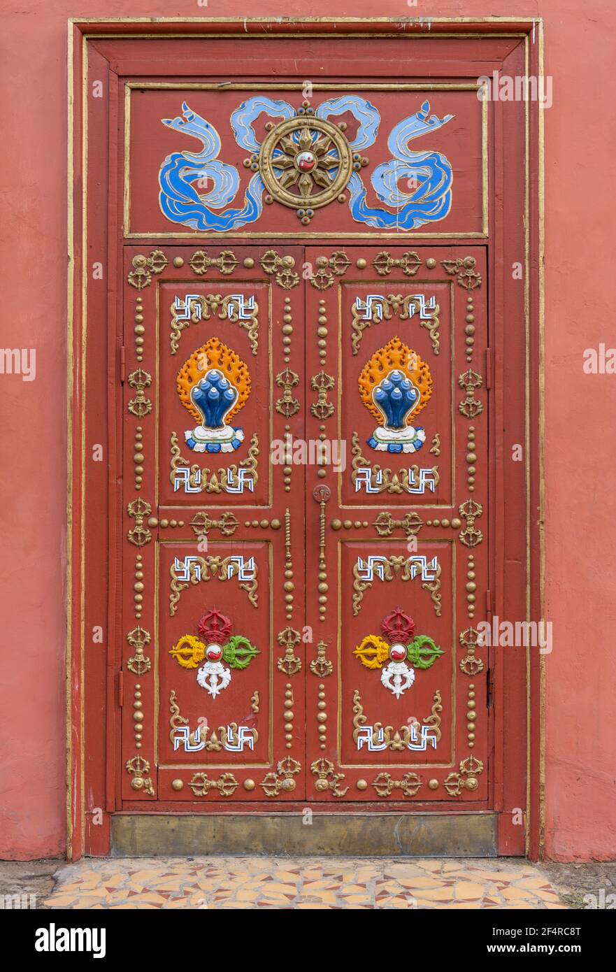 Ulaanbaatar, Mongolei - 25. August 2019: Eine dekorative Tür des Gandantegchinlen-Klosters in Ulaanbaatar. Stockfoto