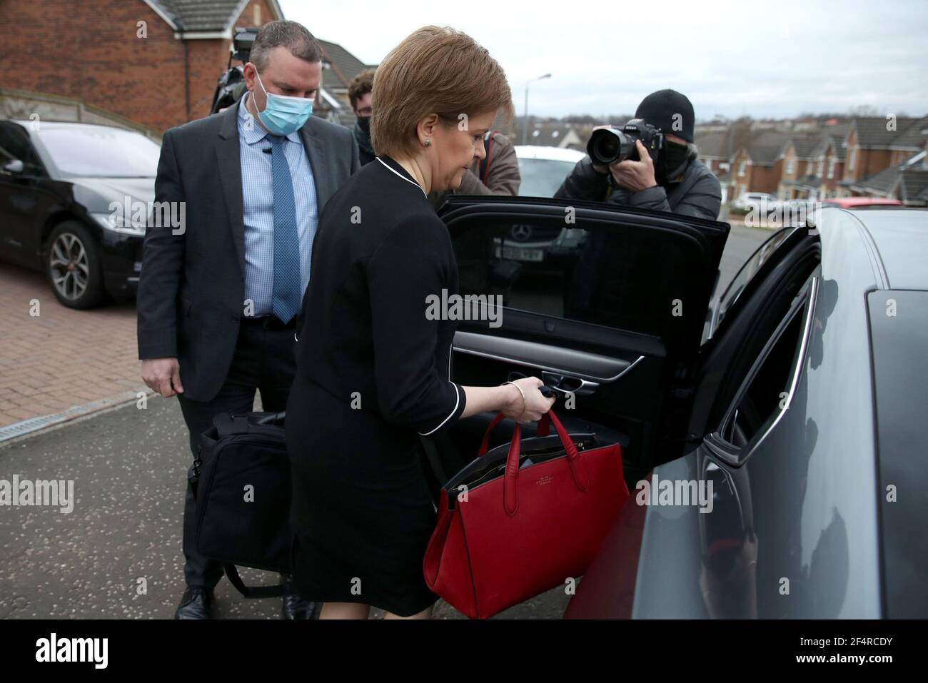 Die erste Ministerin Schottlands, Nicola Sturgeon, verlässt ihr Haus in Glasgow, am Morgen nach Abschluss einer unabhängigen Untersuchung hat sie aufgrund von Belästigungsvorwürfen gegen ihren Vorgänger Alex Salmond nicht gegen das ministerielle Kodex verstoßen. Bilddatum: Dienstag, 23. März 2021. Stockfoto