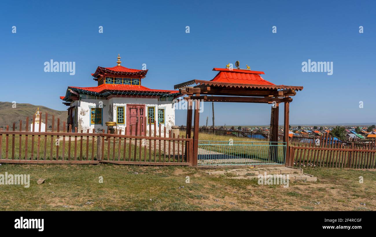 Karakorum, Mongolei - 29. August 2019: Buddhistischer Lubang Gyalpo Tempel mit rotem Zaun im Sommer auf der Steppe in Karakorum in der Mongolei. Stockfoto