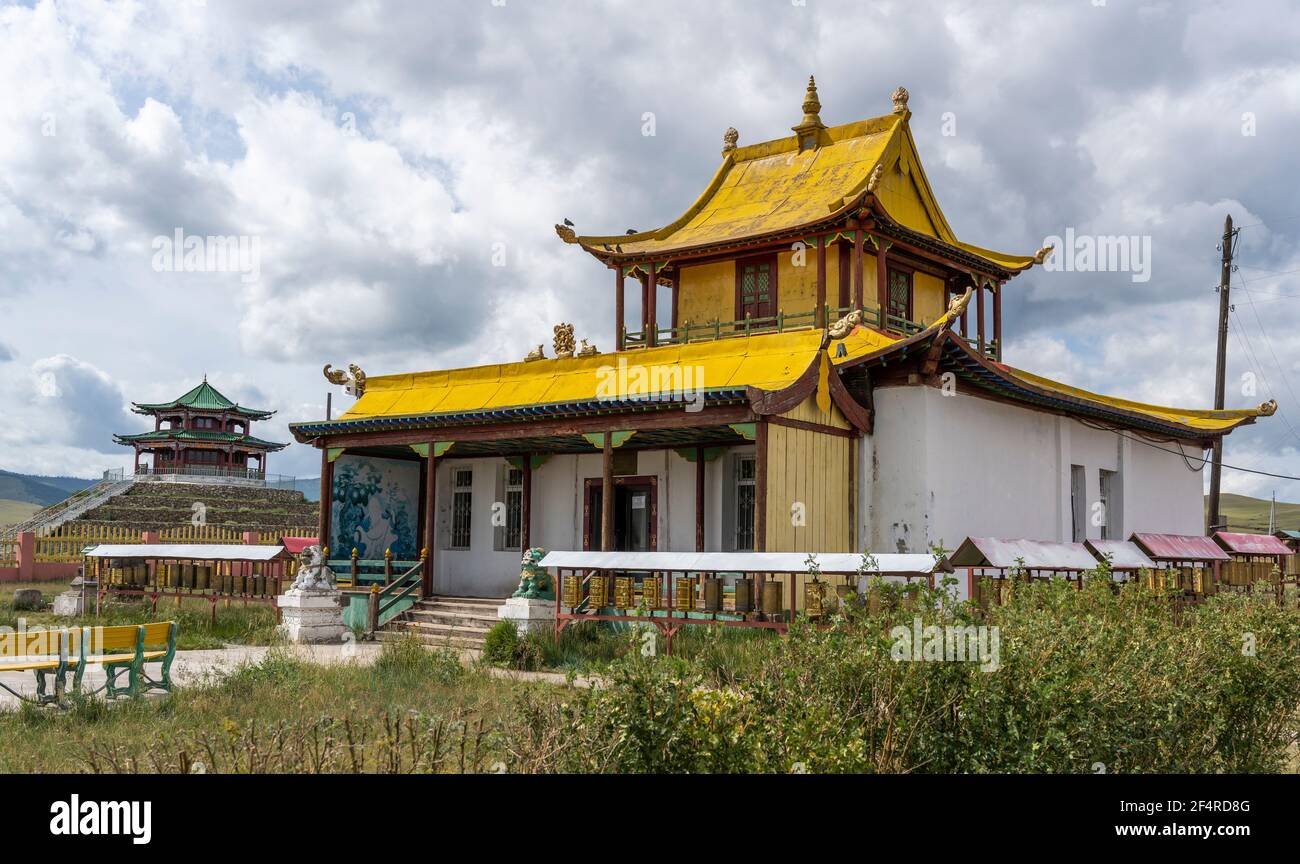 Bulgan, Mongolei - 18. August 2019: Das buddhistische Kloster von Dashchoinkhorlon Khiid mit gelbem Dach und Statuen. Stockfoto