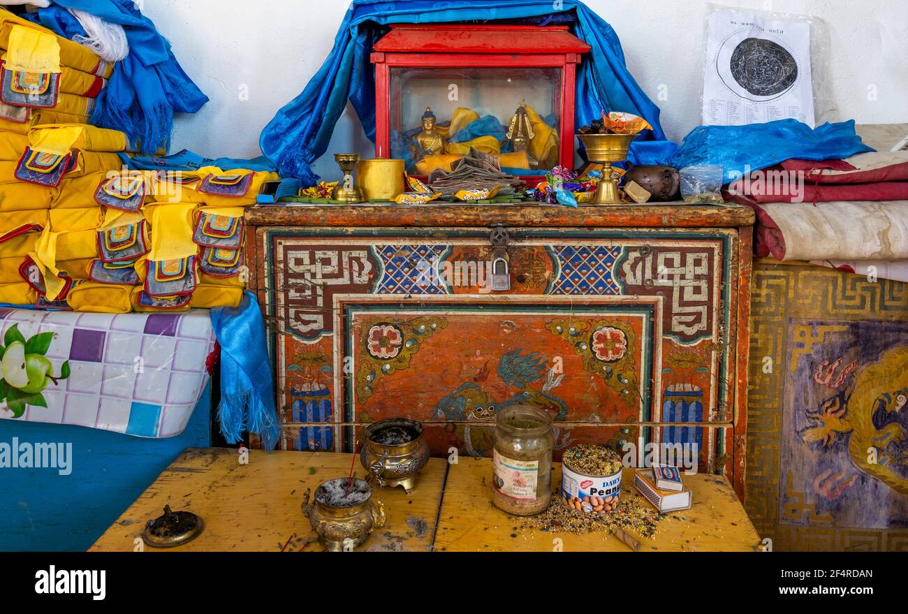 Sontino, Mongolei - 9. august 2019: Ein buddhistischer Tempel in der Nähe der Stadt Sontino mit Angeboten, Geld, in der Mongolei. Stockfoto