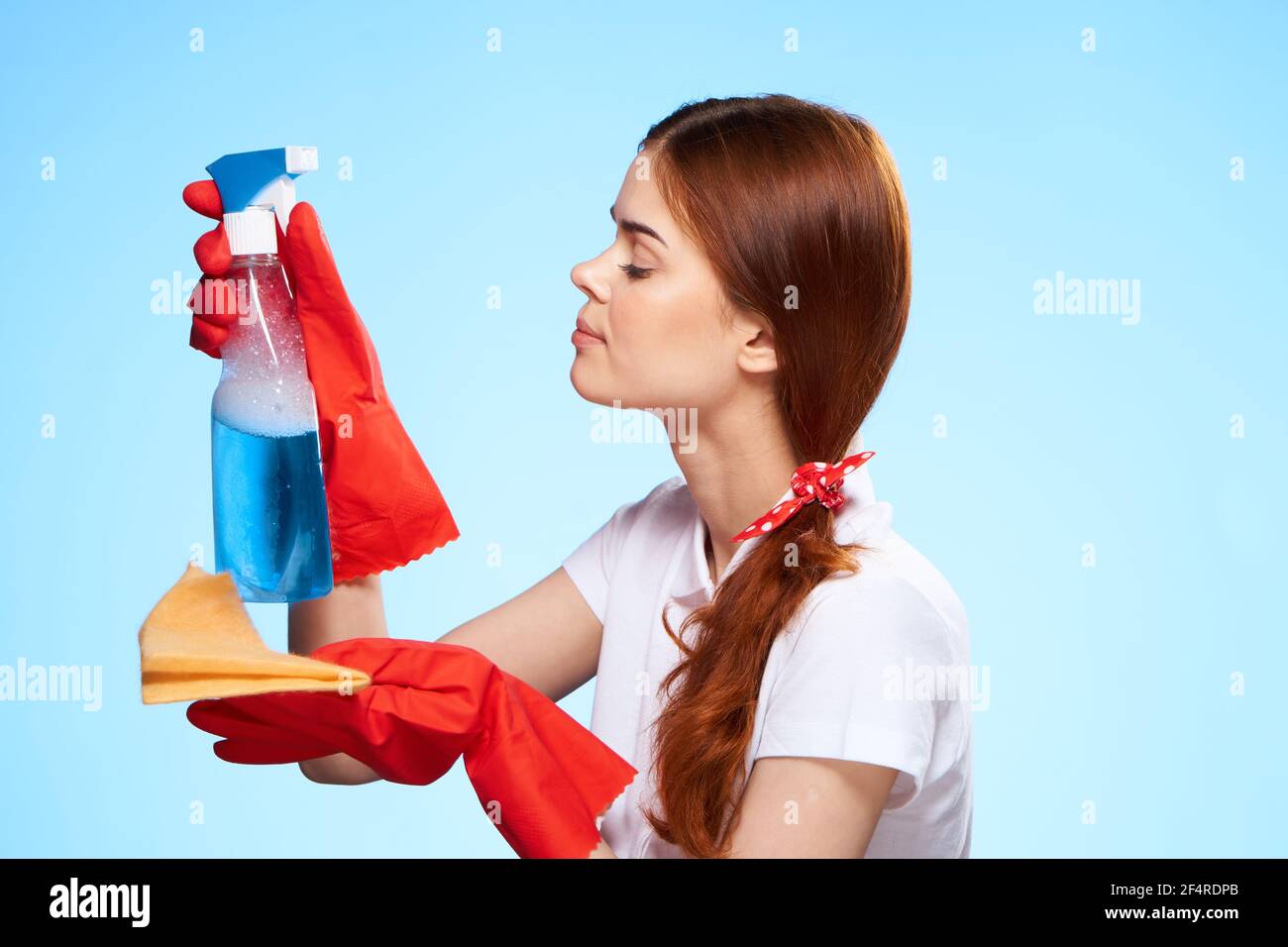 Putzfrau hält Waschmittel in den Händen Reinigungsservice Stockfoto