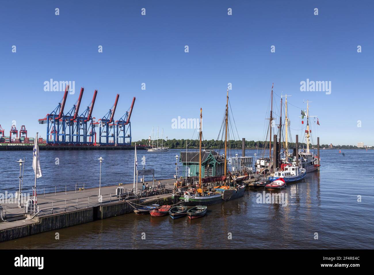 Geographie / Reisen, Deutschland, Hamburg, Hamburg, Schiffsanlegestelle Museumshafen Oevelgienne vor CO, Additional-Rights-Clearance-Info-Not-available Stockfoto