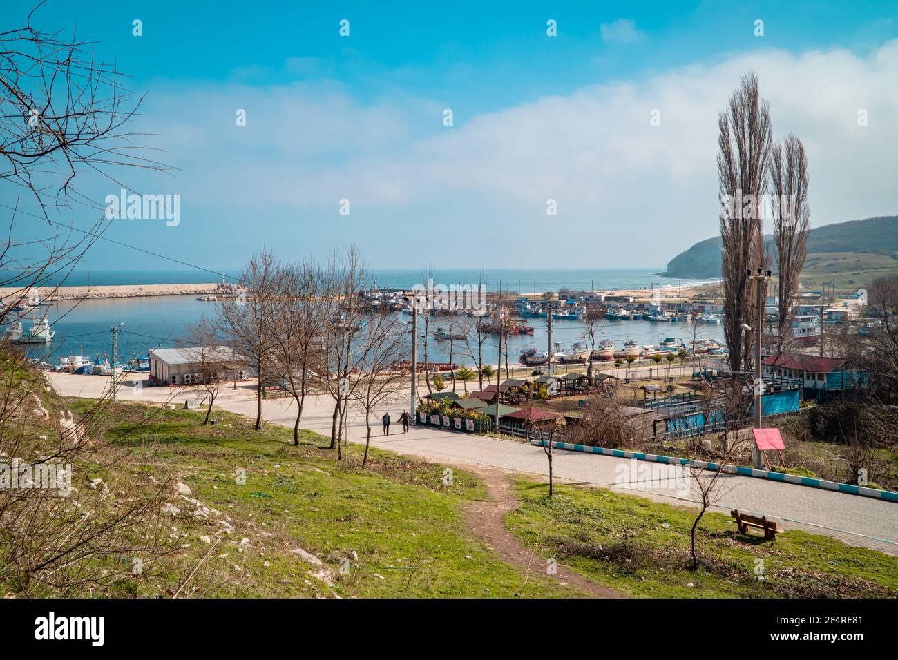 Kiyikoy, Türkei - 25. Februar 2021 - alte Fischerboote in der Hafenstadt Kiyikoy am Schwarzen Meer im Nordwesten der Türkei Stockfoto