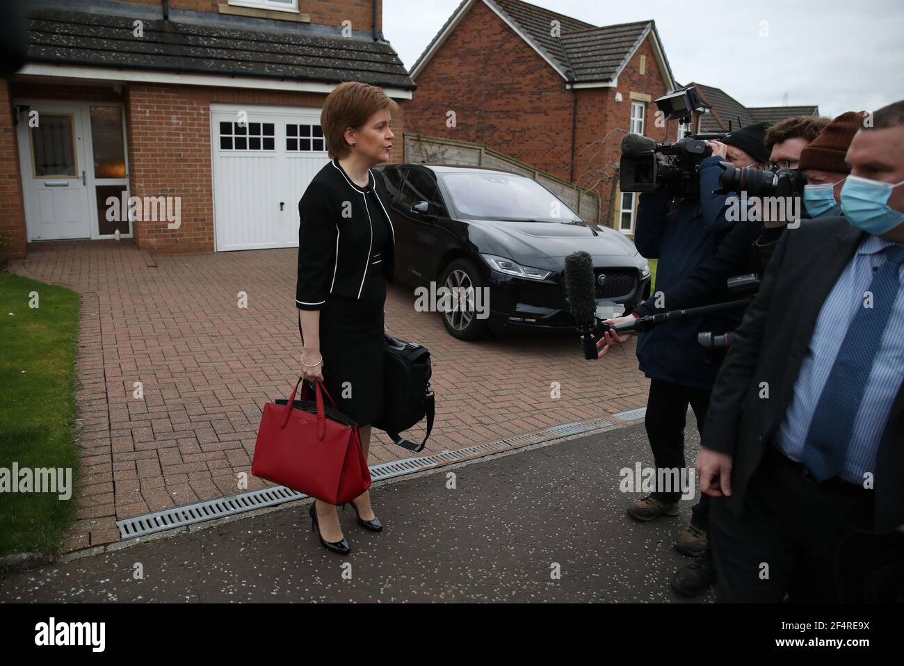 Die erste Ministerin Schottlands, Nicola Sturgeon, verlässt ihr Haus in Glasgow, am Morgen nach der Veröffentlichung einer unabhängigen Untersuchung, die zu dem Schluss kam, dass sie bei ihren Handlungen nach Belästigungsvorwürfen gegen ihren Vorgänger Alex Salmond nicht gegen das ministerielle Kodex verstoßen hat. Bilddatum: Dienstag, 23. März 2021. Stockfoto