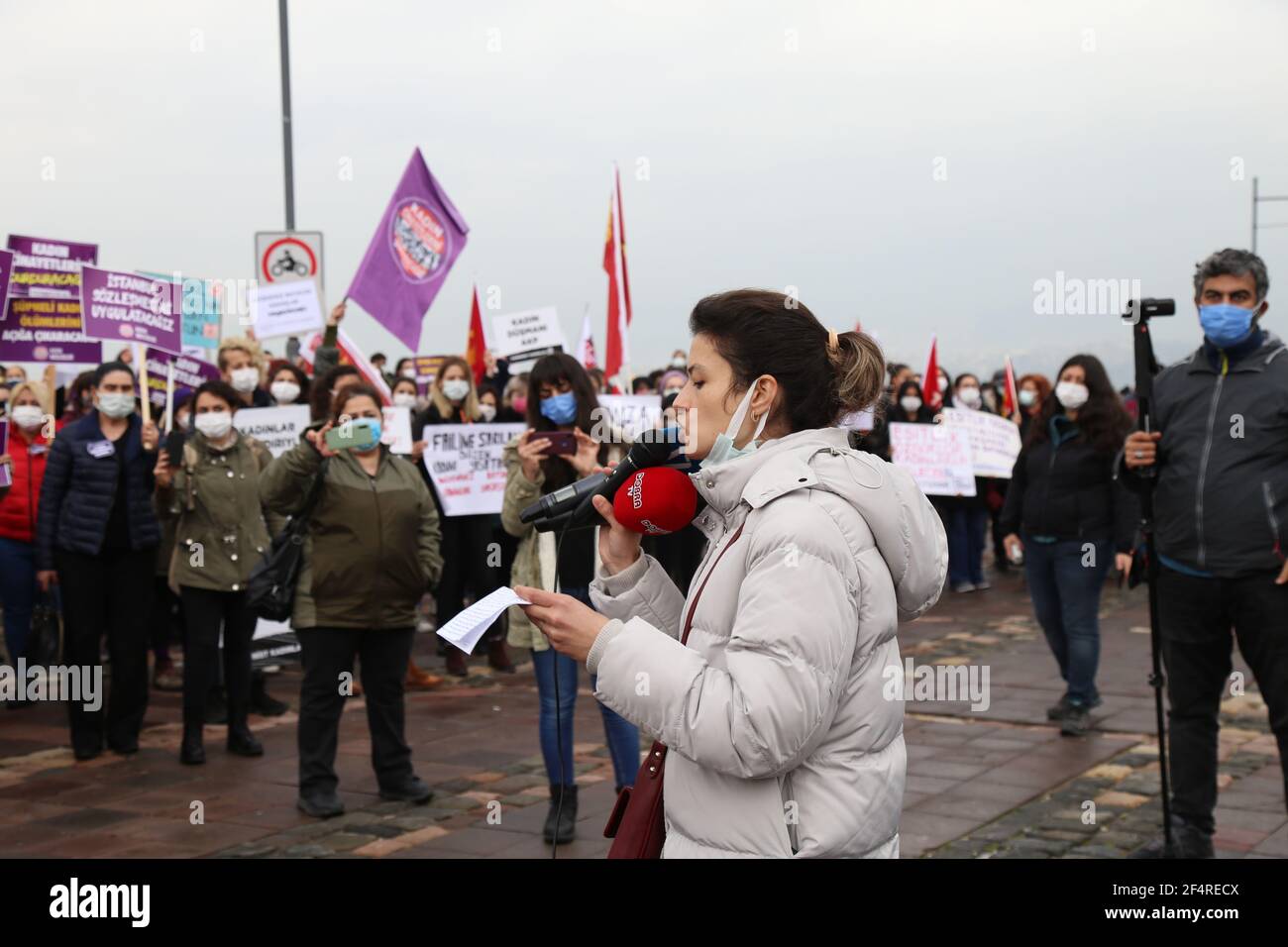 Izmir, Türkei - 03-20-2021:die Entscheidung der Regierung, sich aus der "Istanbul Convention" zurückzuziehen, wurde protestiert.die Demonstranten versammelten sich unter dem Motto Stockfoto