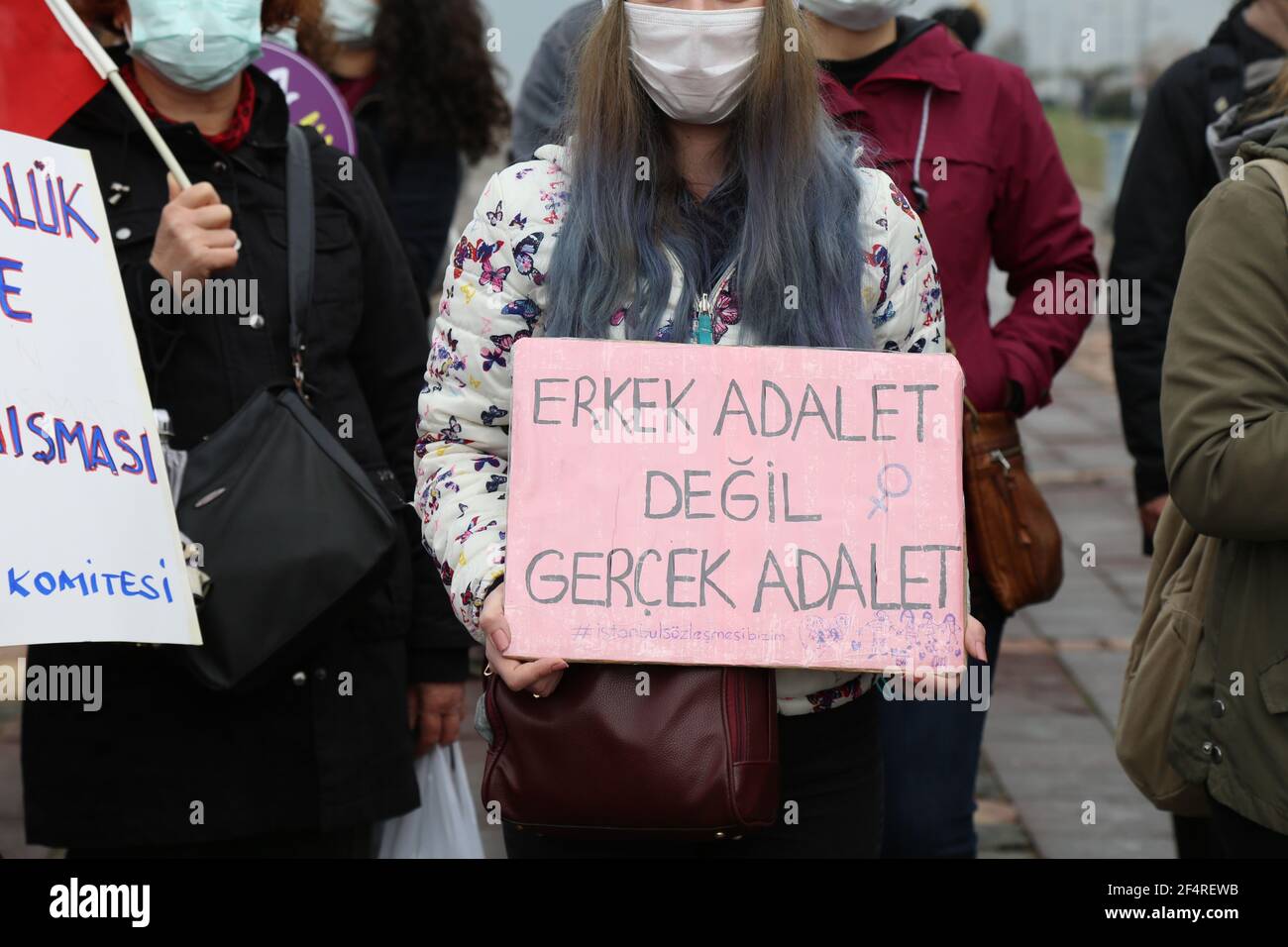 Izmir, Türkei - 03-20-2021: Gegen die Entscheidung der Regierung, sich aus der "Istanbul-Konvention" zurückzuziehen, wurde protestiert. Die Demonstranten versammelten sich unter dem Holzschlog Stockfoto