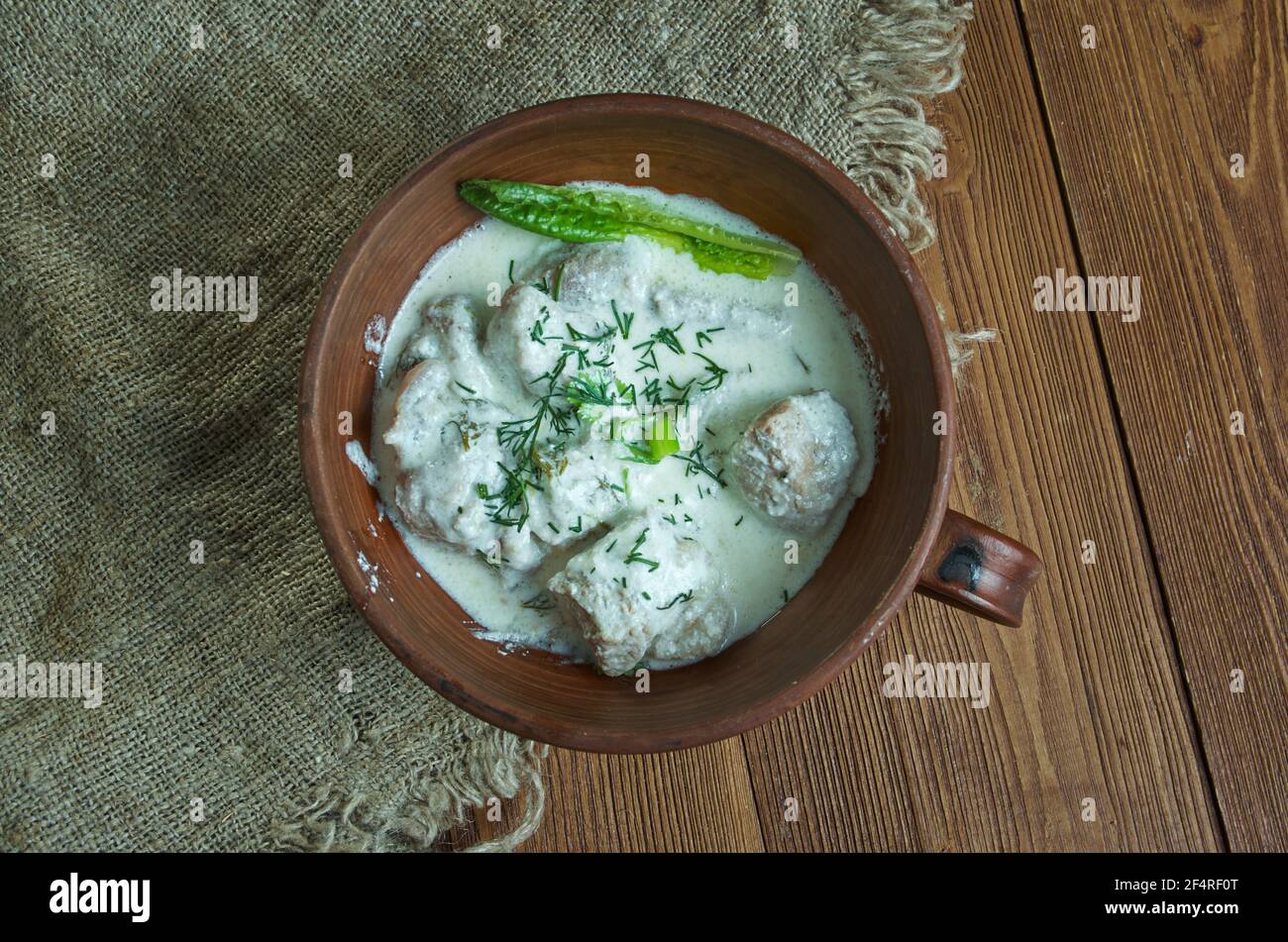 Agnello brodettato - Lammeintopf mit Ei und Zitrone, römische Küche Stockfoto