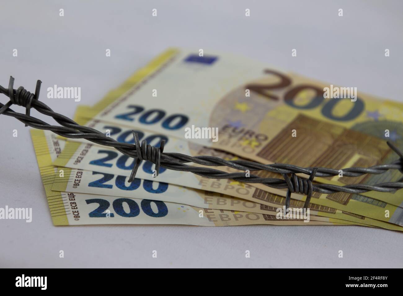 200 Euro Banknoten mit Stacheldraht fanned und isoliert auf Weiß Stockfoto