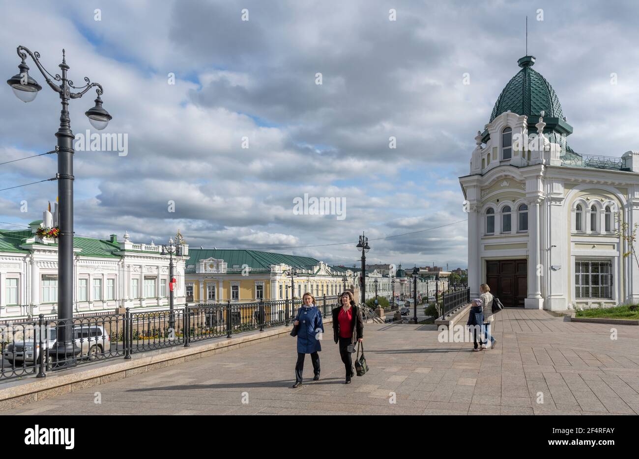 Omsk, Russland - 13. September 2019: Menschen in den Straßen von Omsk mit großen architektonischen Gebäuden, Sibirien, Russland. Stockfoto