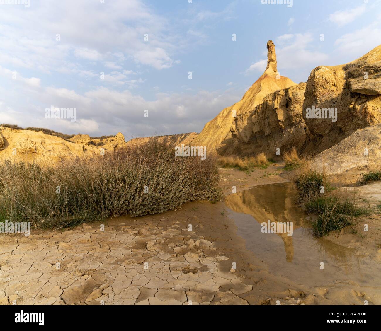 Blick auf die Wüste Bardenas Reales und das Naturschutzgebiet In Nordspanien bei Sonnenuntergang Stockfoto