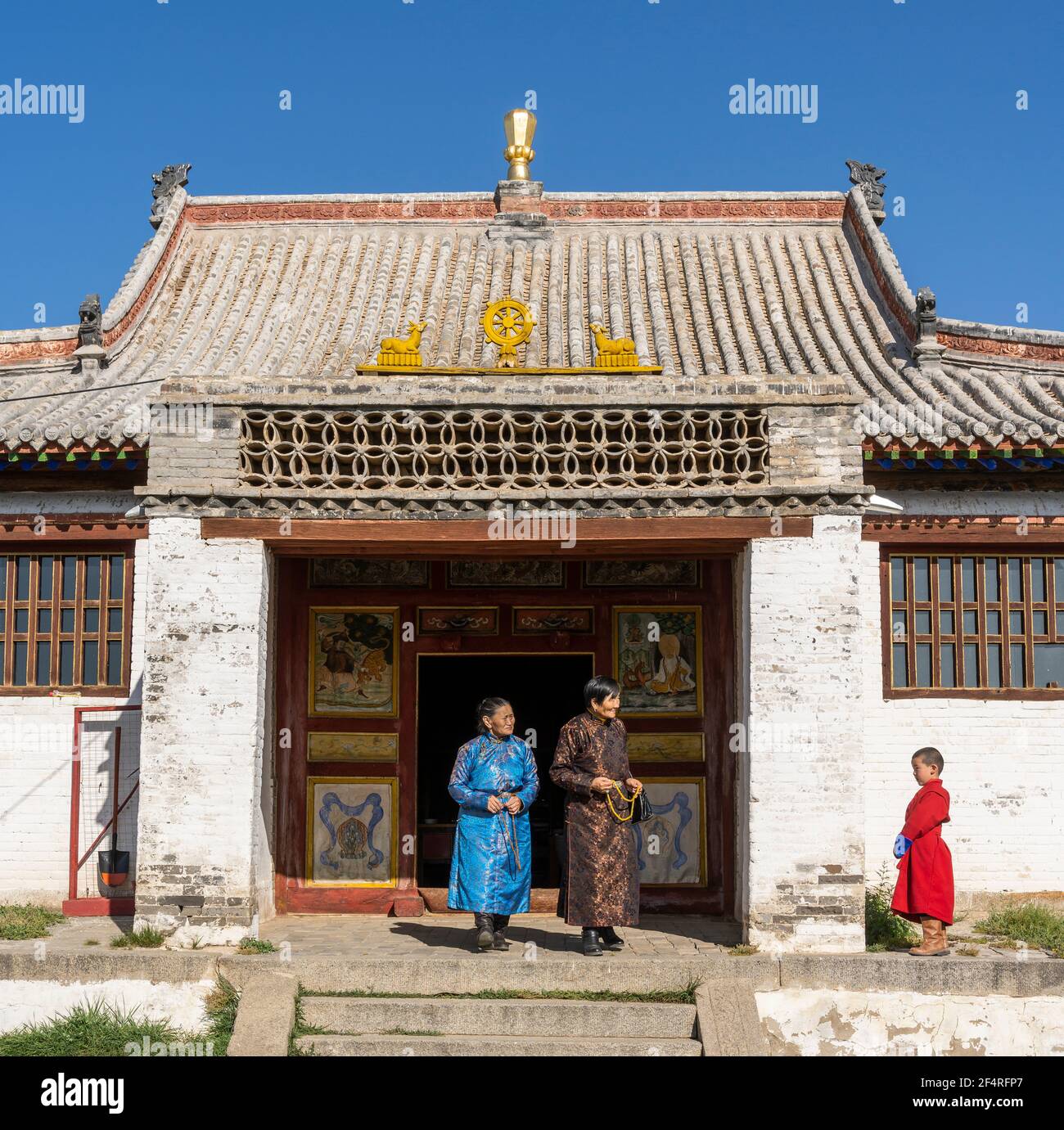 Shankh, Mongolei - 29. August 2019: Tempel des Shankh-Klosters mit jungen Mönchen vor dem Tempel im Sommer. Stockfoto