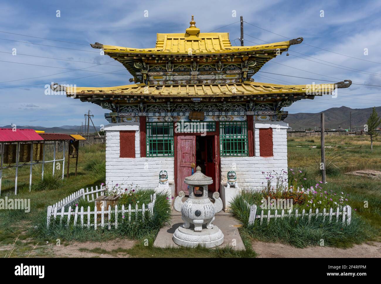 Mörön, Mongolei - 17. August 2019: Buddhistischer Tempel aus weißem Stein mit gelbem Dach und Statuen in Mörön, Mongolei. Stockfoto