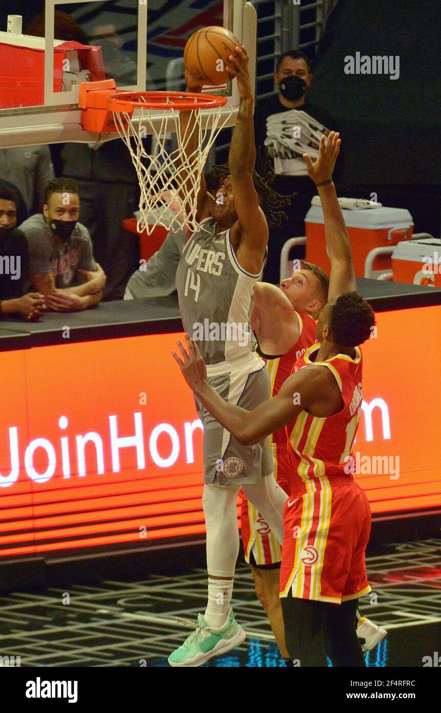 Los Angeles, Usa. März 2021, 22nd. Los Angeles Clippers' Guard Terance Mann punktet am Montag, den 22. März 2021, in der ersten Halbzeit im Staples Center in Los Angeles gegen zwei Verteidiger der Atlanta Hawks. Die Clippers besiegten die Hawks 119-110 mit dem Comeback-Sieg. Foto von Jim Ruymen/UPI Kredit: UPI/Alamy Live Nachrichten Stockfoto