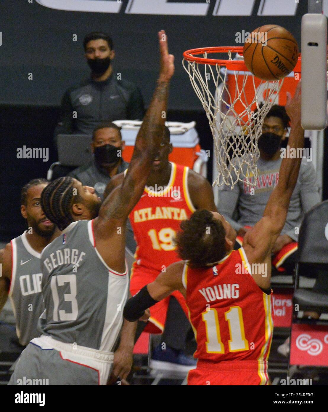 Los Angeles, Usa. März 2021, 22nd. Trae Young von Atlanta Hawks' Punktwächter punktet am Montag, den 22. März 2021 im Staples Center in Los Angeles mit Paul George von Los Angeles Clippers' Wächter. Die Clippers besiegten die Hawks 119-110 mit dem Comeback-Sieg. Foto von Jim Ruymen/UPI Kredit: UPI/Alamy Live Nachrichten Stockfoto
