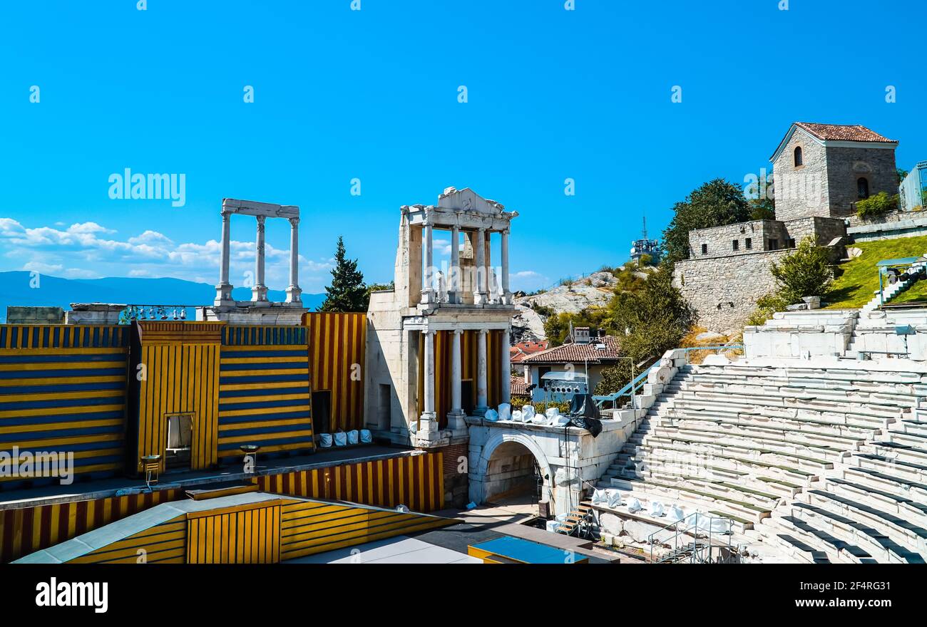 Ein Blick auf das antike römische Theater in Plovdiv, Bulgarien mit einem wunderschönen blauen Himmel Stockfoto