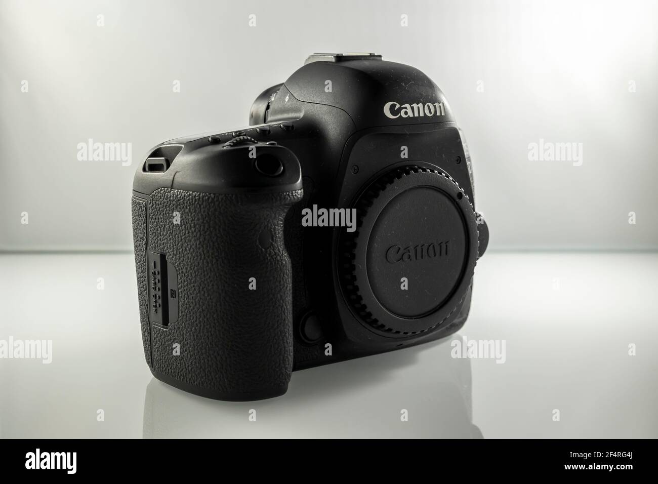 Frankfurt am Main - 21st. März 2021: Ein deutscher Fotograf fotografiert die Canon EOS 5D Mark IV Kamera von allen Seiten mit Knöpfen. Stockfoto