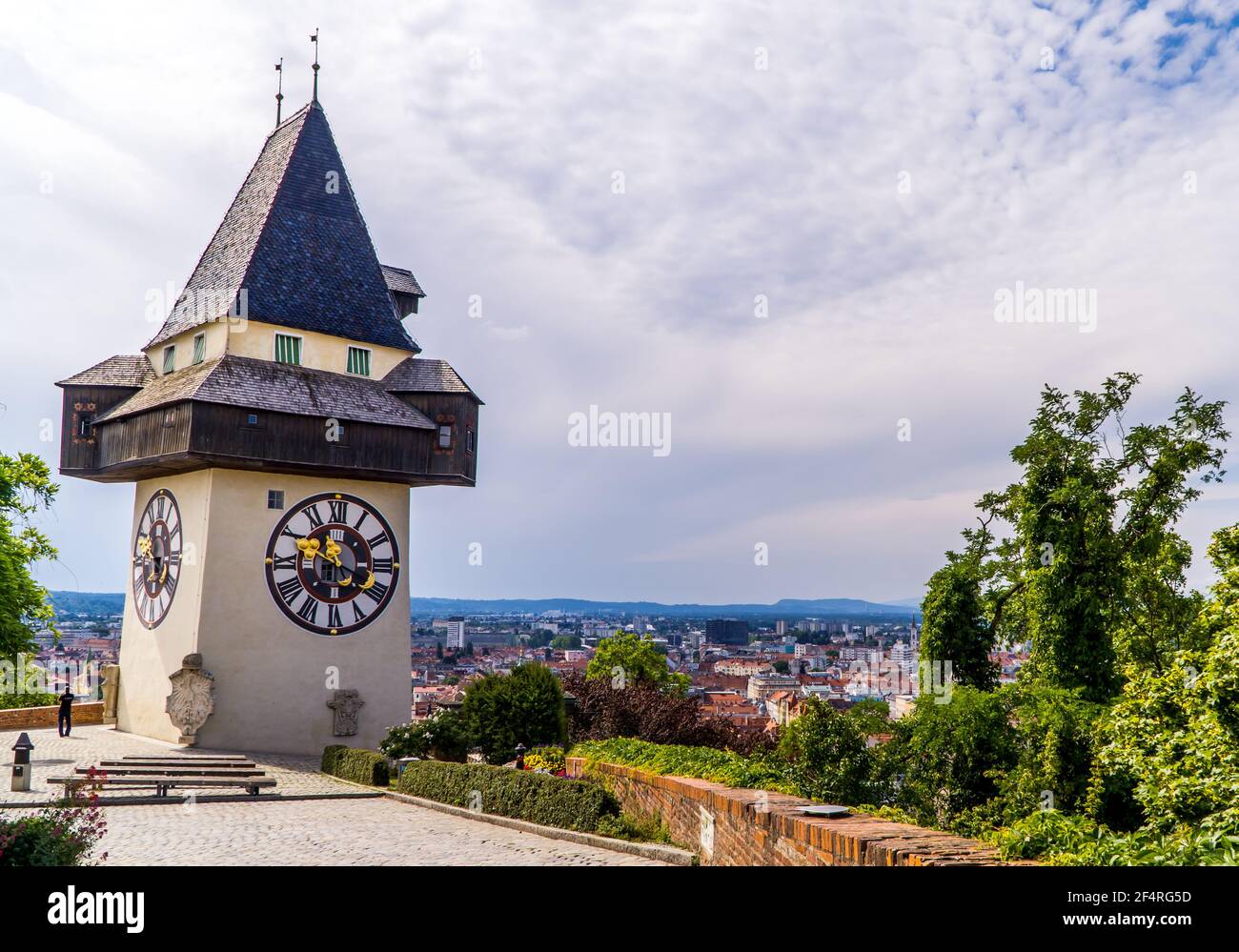 Blick auf den Wahrzeichen-Hügel 'Uhrturm' in Graz, Österreich, einem mittelalterlichen Uhrenturm aus dem 13. Jahrhundert Stockfoto