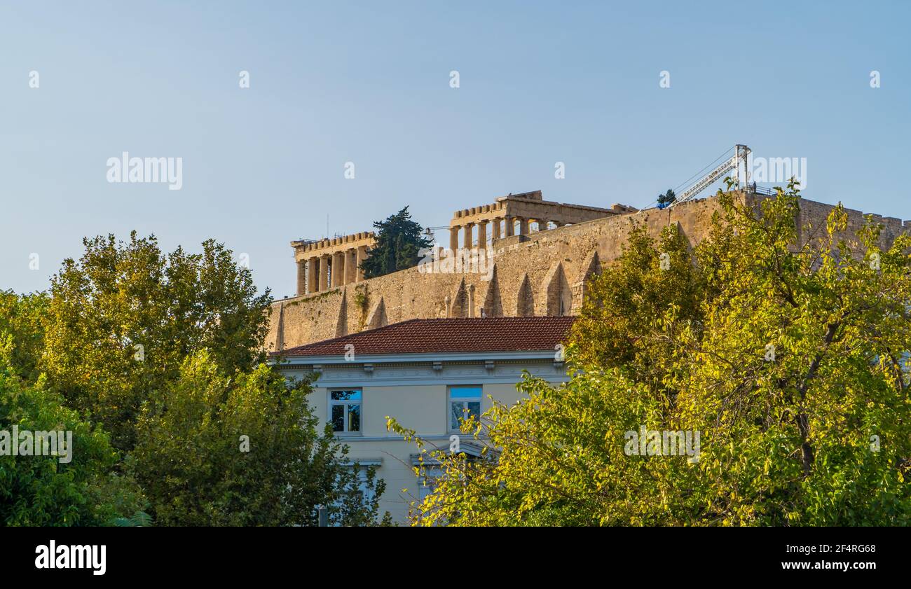 Der Parthenon in Athen, Griechenland auf dem Hügel vom Tempel des olympischen Zeus aus gesehen Stockfoto