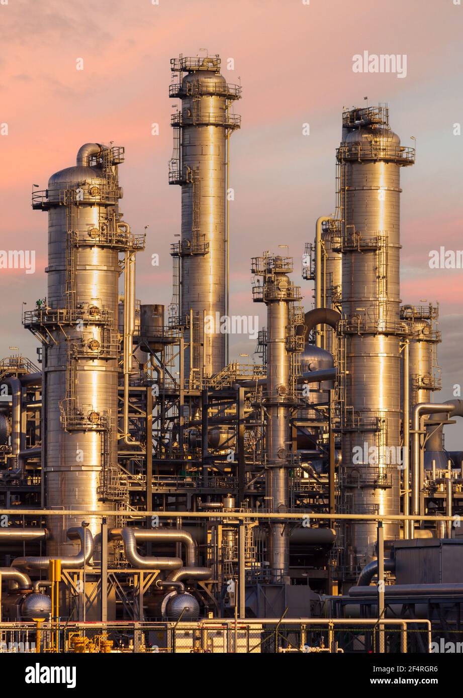 Ölraffinerie industrielle Erdöl Prozessanlage. Stockfoto