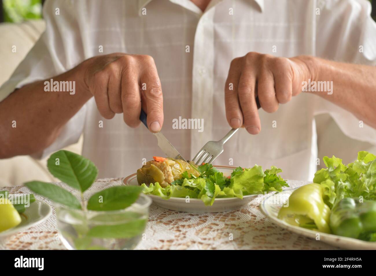 Mann essen Salat mit Huhn und Gemüse Stockfoto