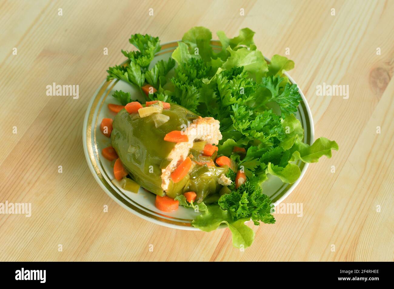 Salat mit Huhn und Gemüse aus nächster Nähe Stockfoto