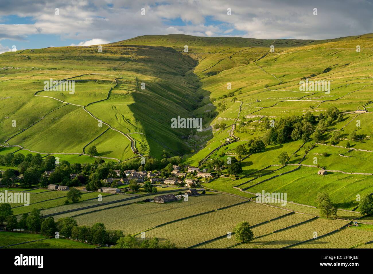 Scenic Dales Dorf (Häuser) eingebettet in Tal von Trockenmauern, Hängen und steilen Cam Gill Schlucht - Starbotton, Yorkshire England, Großbritannien. Stockfoto