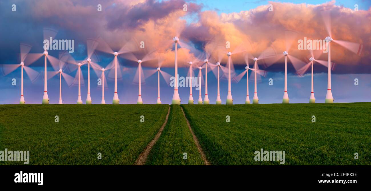 Windturbinen im Feld während eines abendlichen Sturms mit Starker Wind Stockfoto