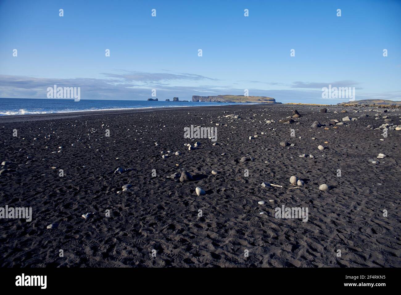 Blick auf den Strand mit schwarzem Sand in Island Stockfoto