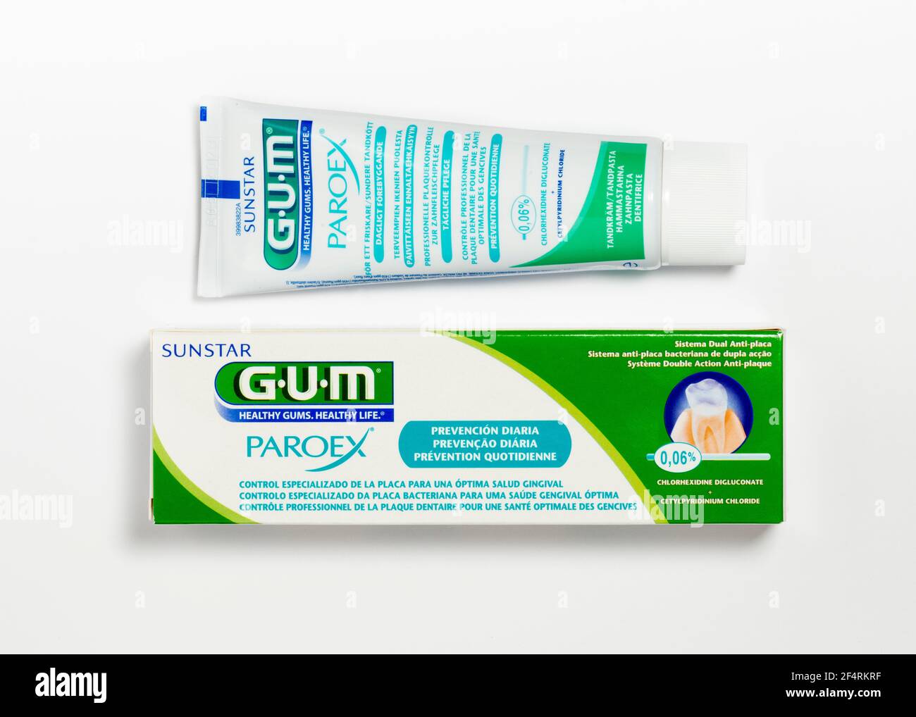 Zahnhygiene und GUMMI Paroex mit 0,06%iger Chlorhexidindigluconat-Zahnpasta von Sunstar auf Weiß Stockfoto