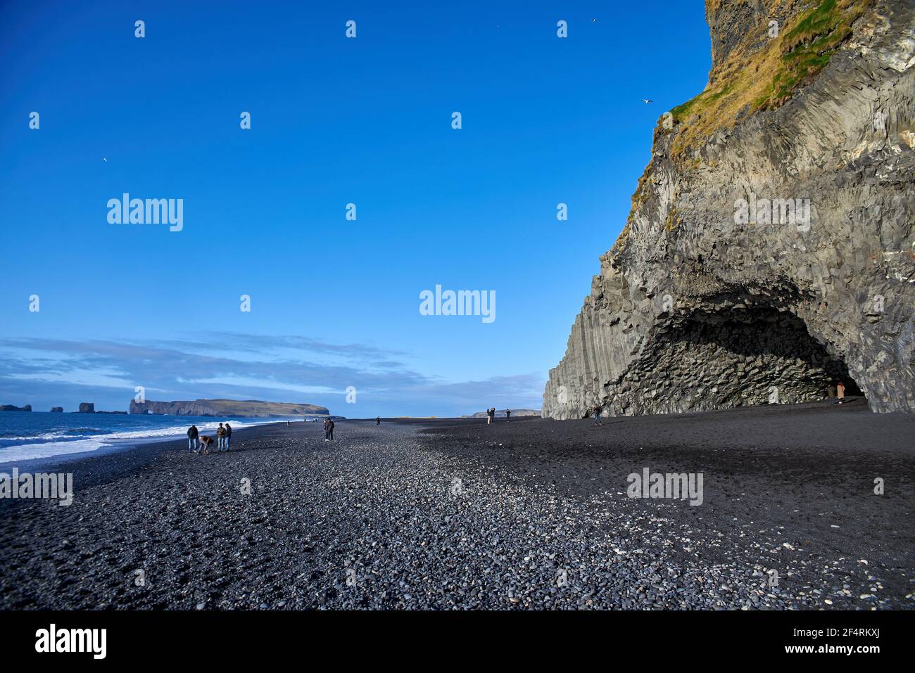 Blick auf den Strand mit schwarzem Sand in Island Stockfoto