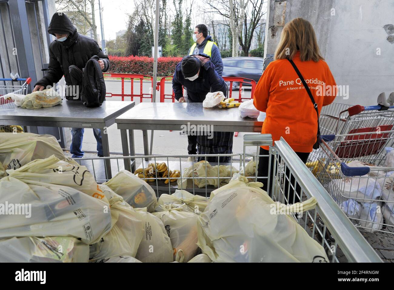Mailand (Italien), die gemeinnützige Organisation Pane Quotidiano (Daily Bread), verteilt lebenswichtige Lebensmittel an Menschen, die aufgrund der durch die Coronavirus-Epidemie verursachten Krise in wirtschaftlichen Schwierigkeiten sind. Immer mehr soziale Gruppen sind betroffen, und jeden Tag wird die Schlange länger. Stockfoto