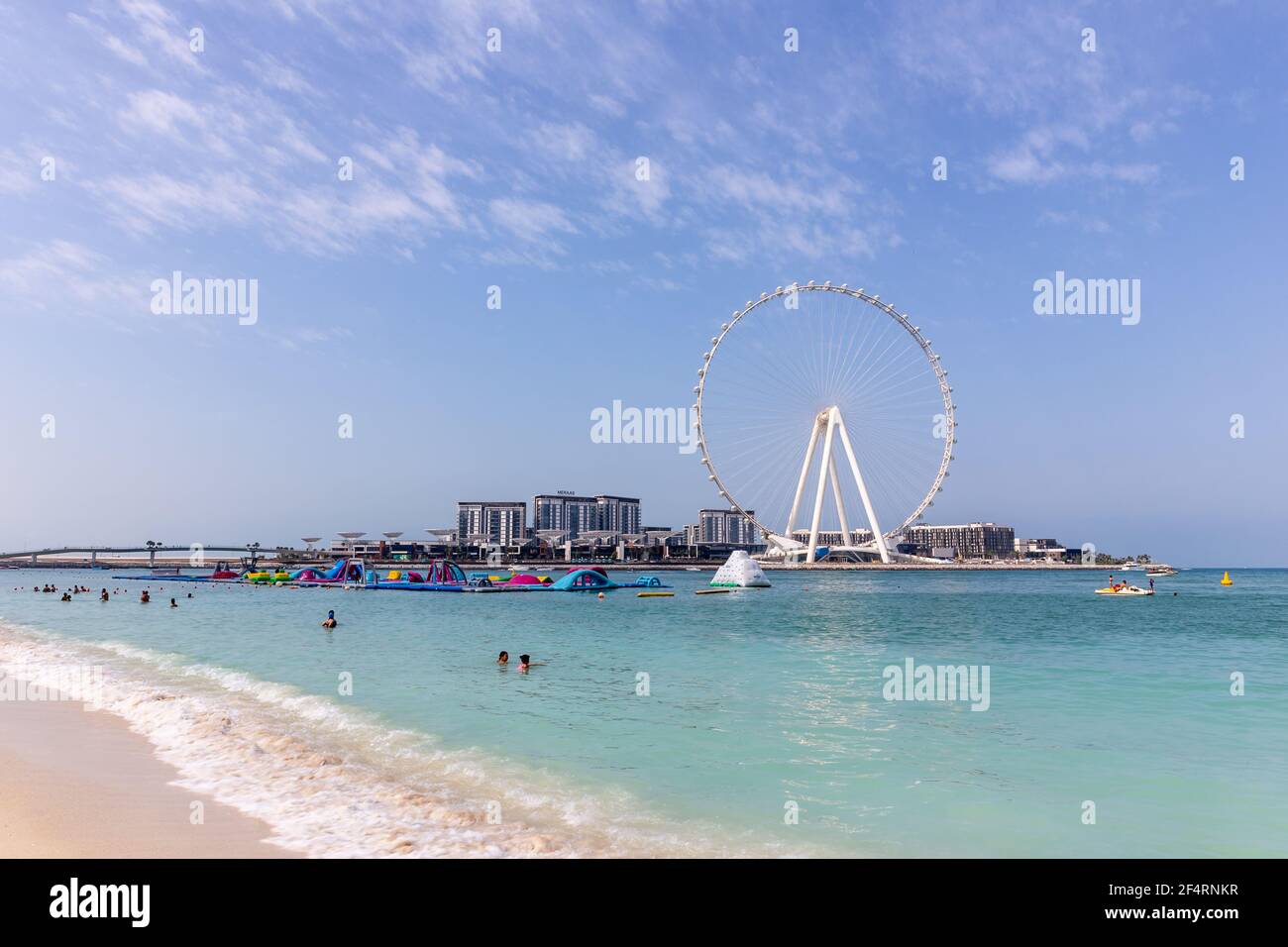 Dubai, VAE, 22,02.2021. Skyline von Bluewaters Island mit Ain Dubai (Dubai Eye) größtes Riesenrad der Welt, JBR Beach im Vordergrund. Stockfoto